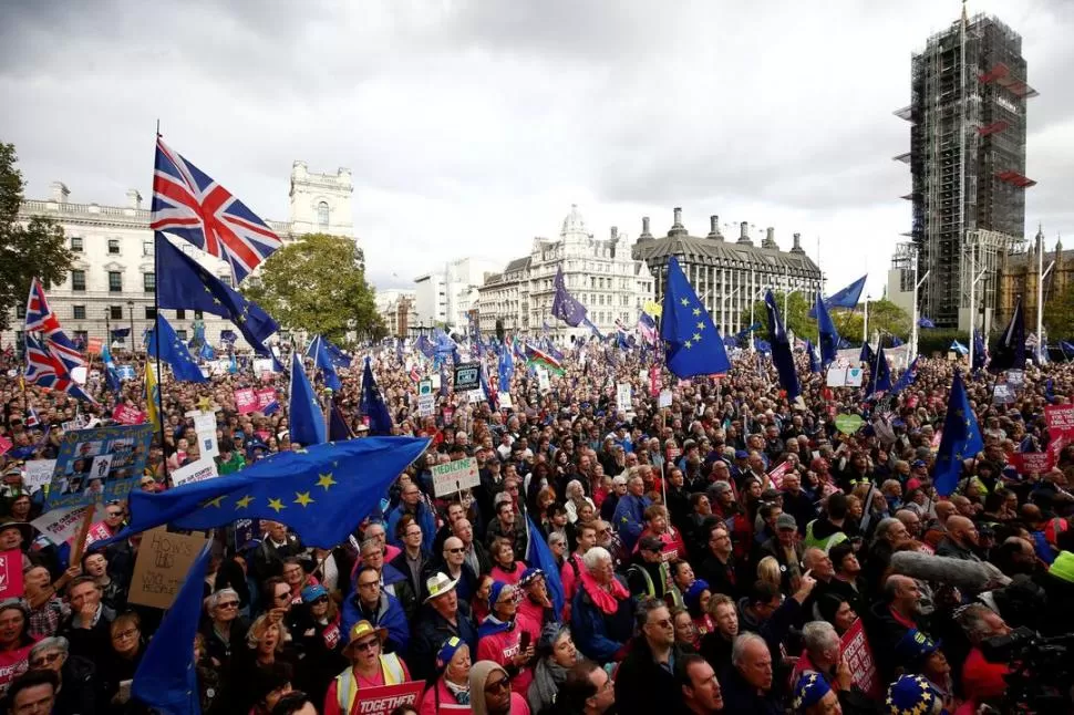 MINORÍA. Partidarios de la permanencia de Gran Bretaña en la Unión Europea se manifiestan en las puertas del Parlamento. Sufrieron una dura y probablemente definitiva derrota el jueves, cuando los tories obtuvieron 365 de 650 bancas. fotos reuters