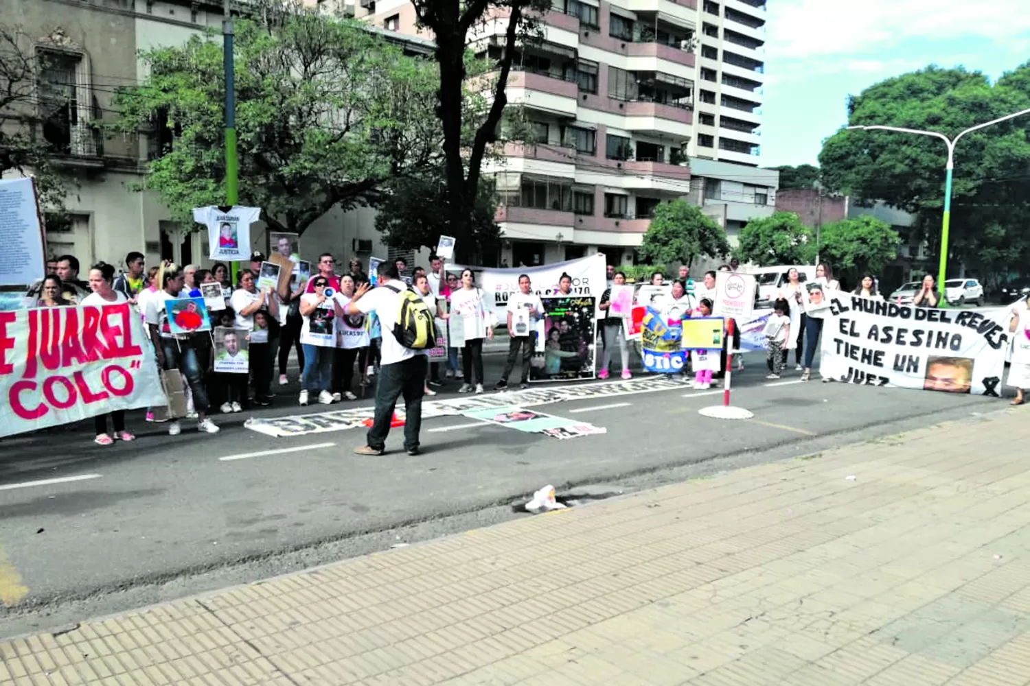 PROTESTA. En tribunales, Villegas y parientes de víctimas reclamaron celeridad judicial ante los casos de homicidio.