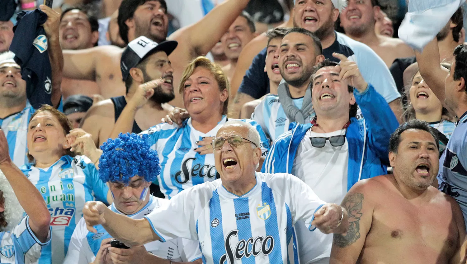 Una de las postales que regalaron los hinchas de Atlético en el Atanasio Girardot, durante el partido ante Atlético Nacional. REUTERS