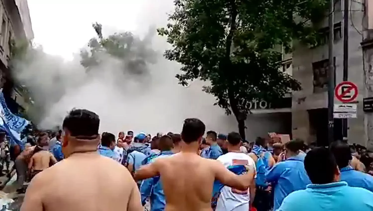 INTERNA. Las peleas comenzaron por la mañana y siguieron en la sede del barrio porteño de Once.