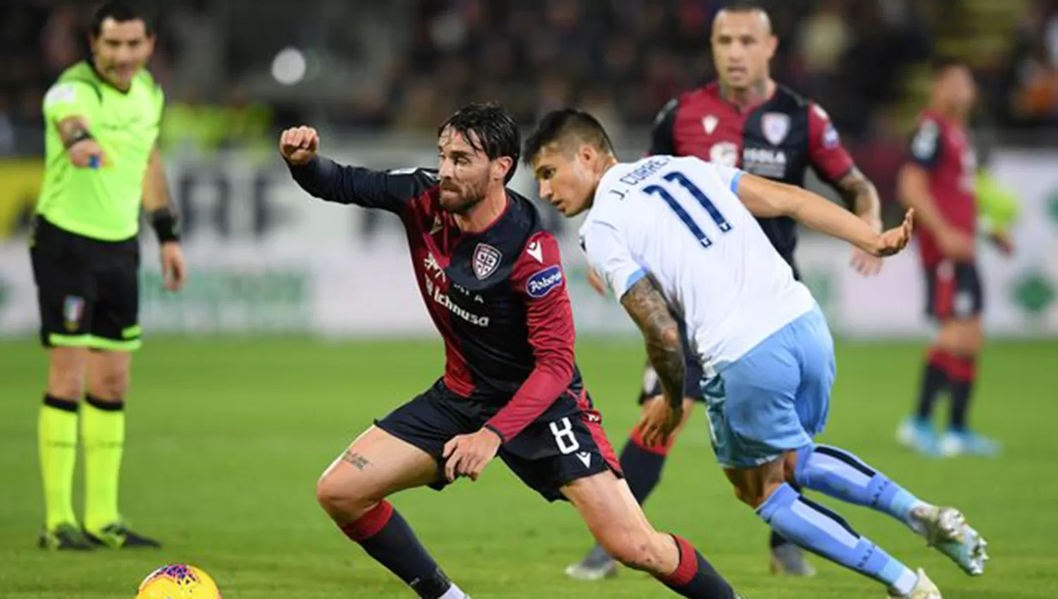 Joaquín Correa en la marca de Luca Cigarini. El tucumano fue titular en la Lazio. (REUTERS)