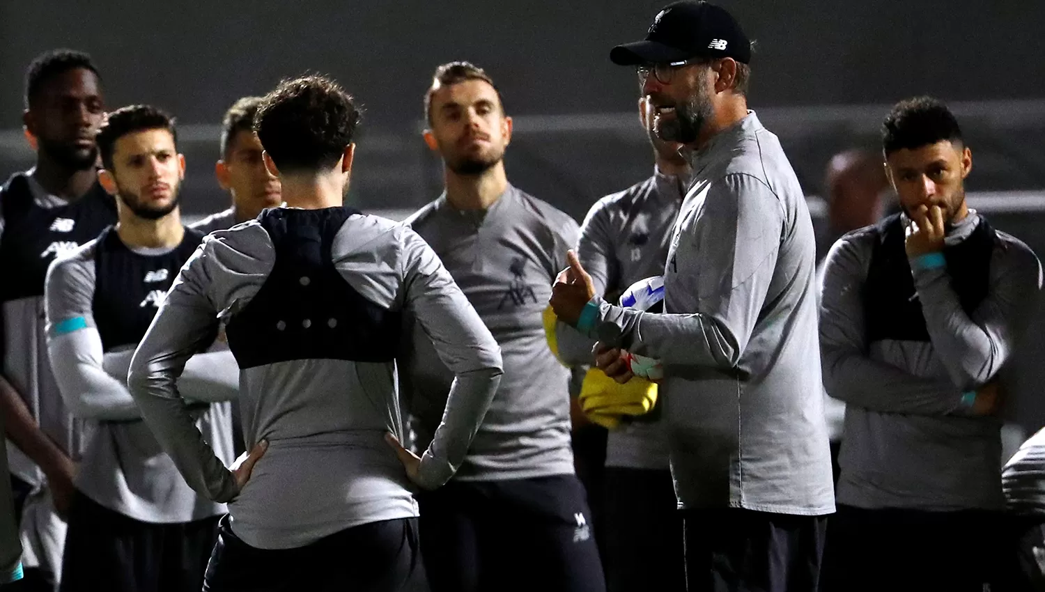 Jürgen Klopp les habla a sus jugadores antes de la práctica de hoy en Qatar. (REUTERS)