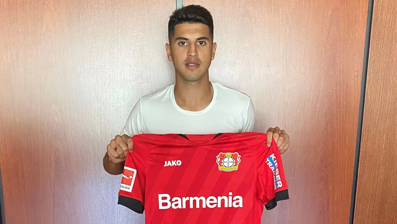 Palacios posó con la camiseta del club alemán. FOTO TOMADA DE TWITER.COM/BAYER04FUSSBALL