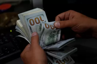 Por el “dólar turista”, el “blue” trepó a $ 72,50
