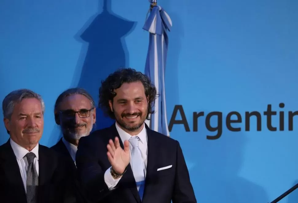 INTENSA ACTIVIDAD. Cafiero anunció ayer la medida que apunta a equilibrar el déficit de la balanza turística. 