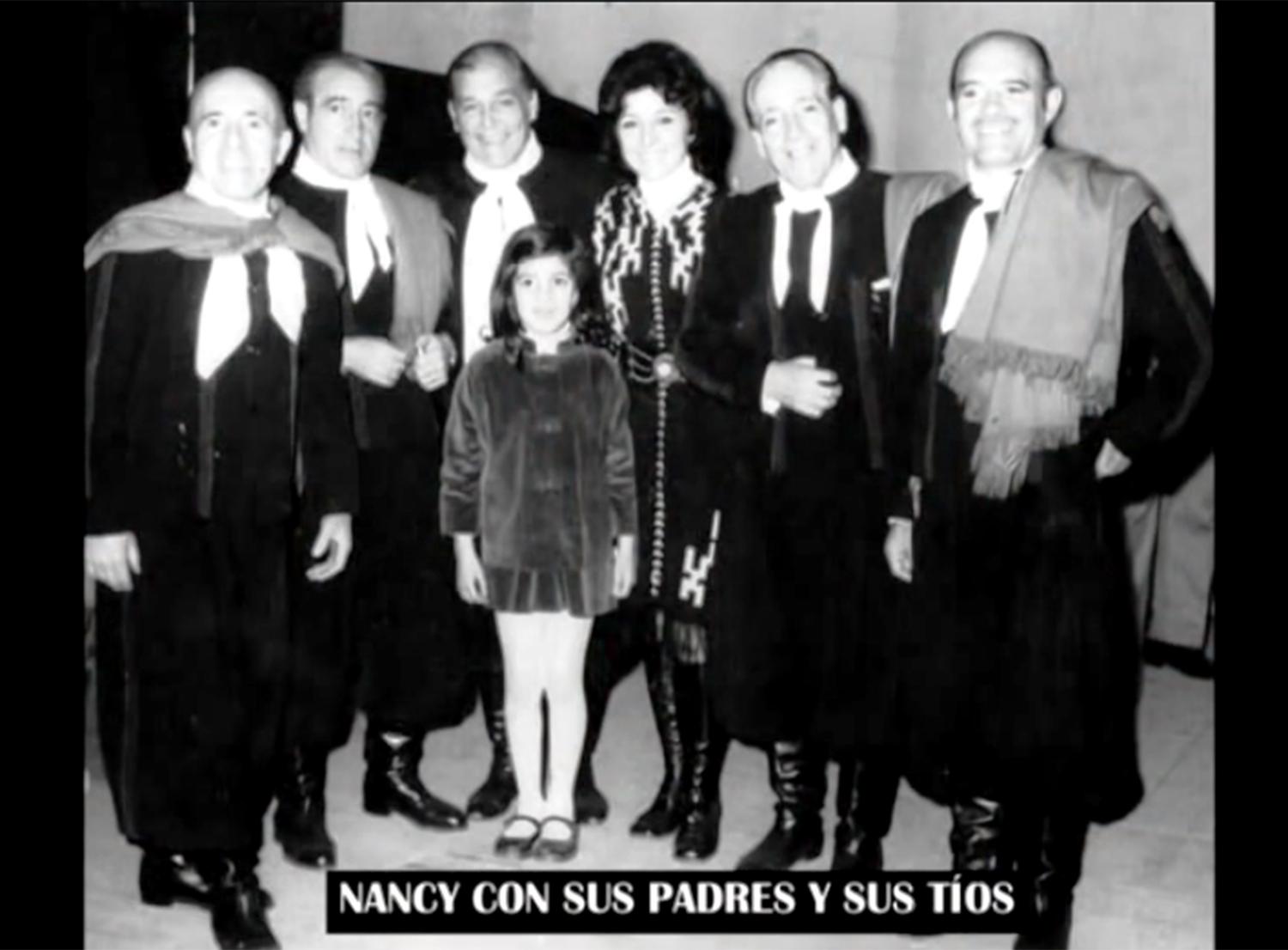 UNA NIÑA ENTRE GRANDES. La familia Ábalos, agrandada por Nancy. 