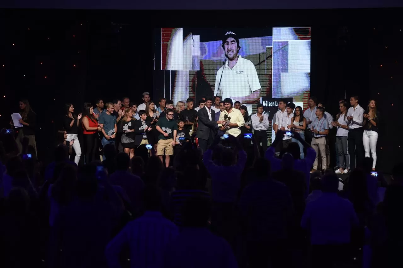 UN MUNDO DE FELICIDAD. Ledesma recibe el premio al Mejor Deportista del Año de José Pochat, gerente general de LA GACETA. LA GACETA / DIEGO ARÁOZ