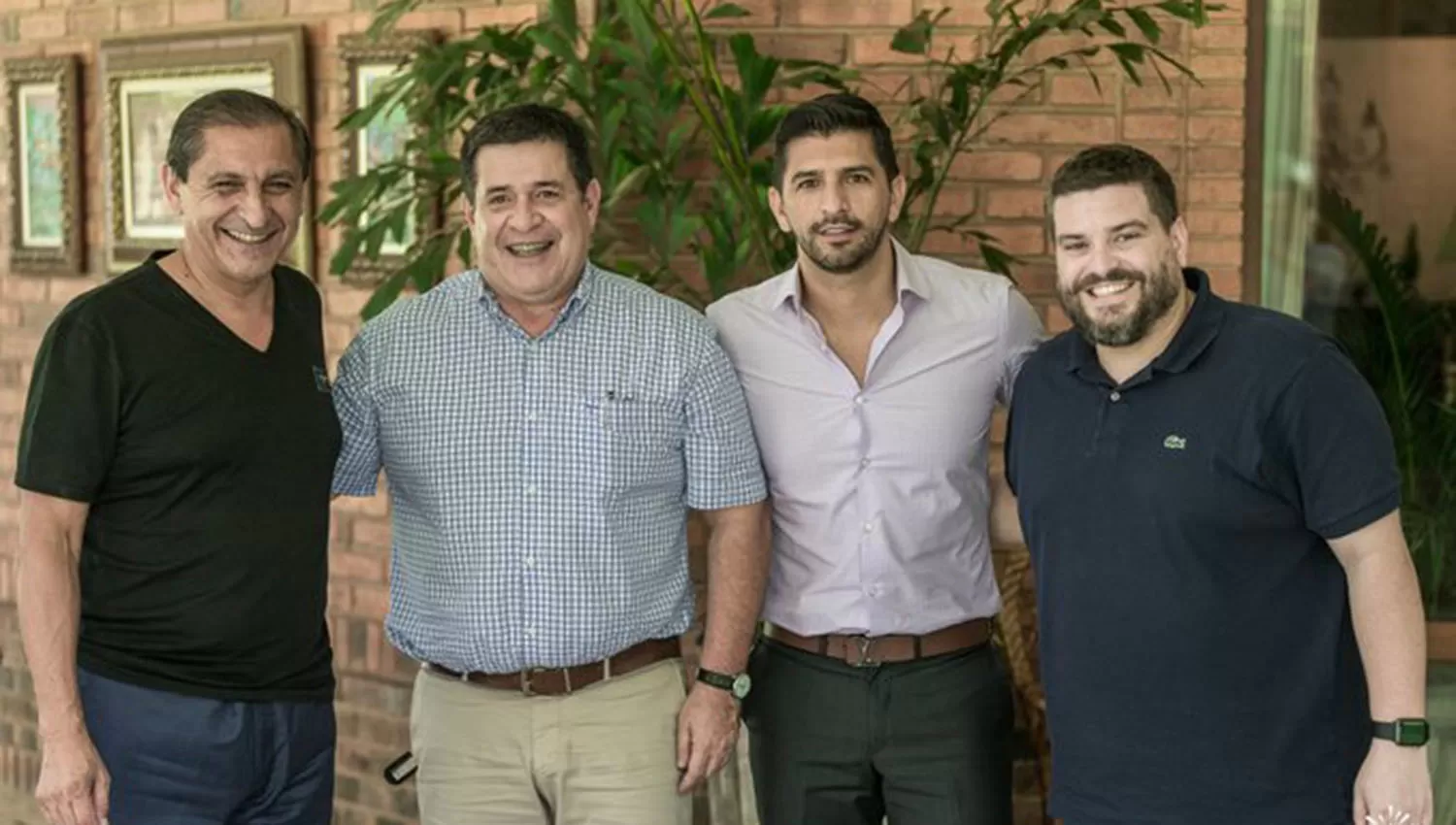 Ramón Díaz y su hijo Emiliano (segundo desde la derecha), junto a dirigentes de Libertad. (FOTO TOMADA DE TWITTER @Libertad_Guma)