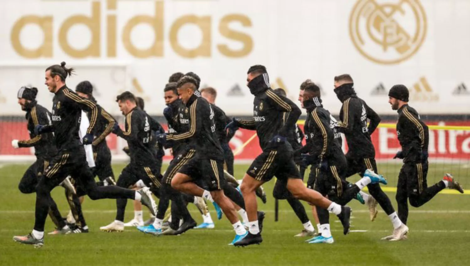 El último entrenamiento del Merengue antes de viajar a Barcelona. (FOTO TOMADA DE TWITTER @realmadrid)