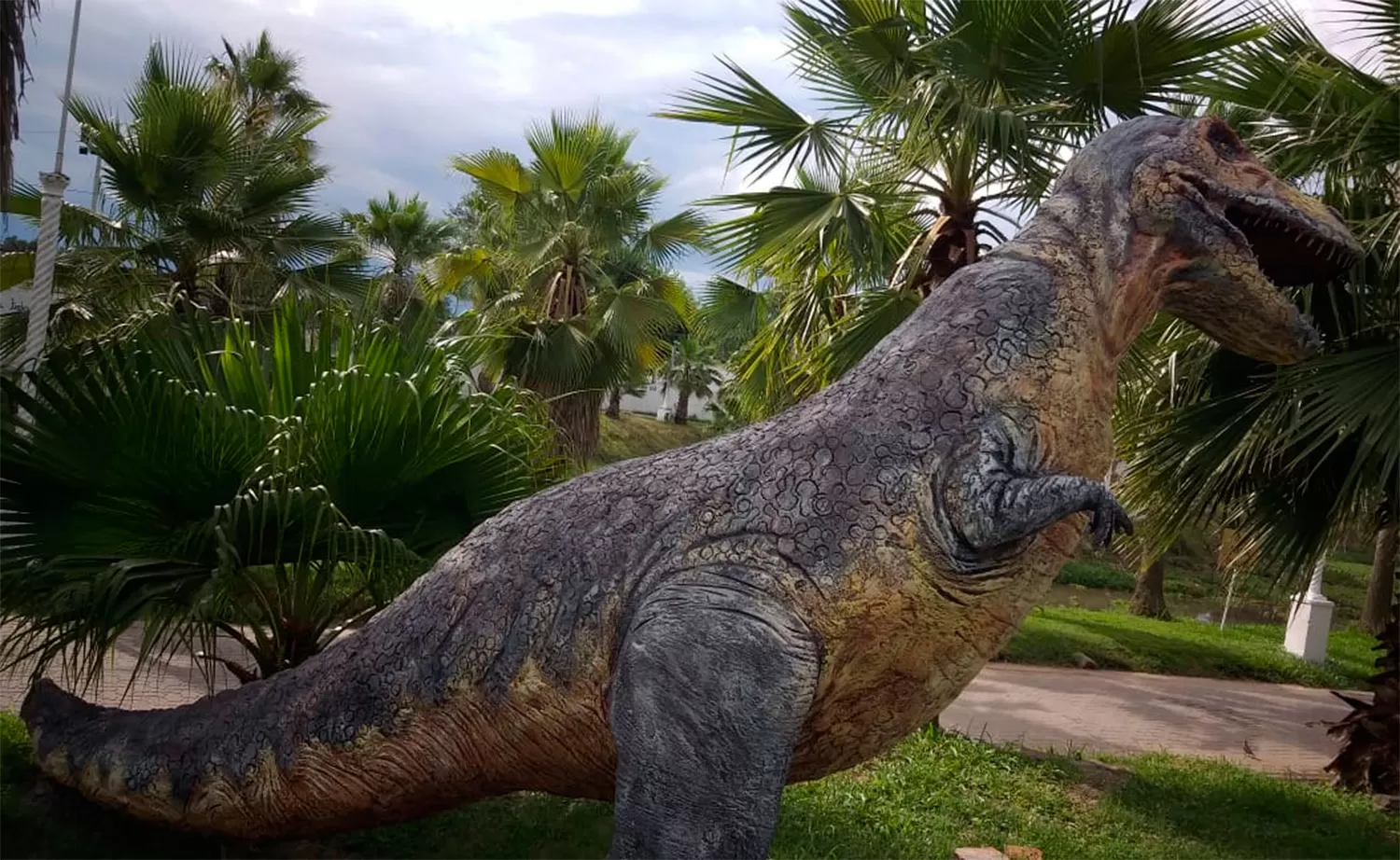 PARQUE JURÁSICO. Los dinosaurios se encuentran en el complejo del balneario.