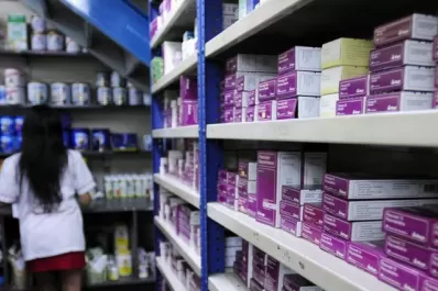 Acuerdan una rebaja del 8% en remedios y congelar el precio
