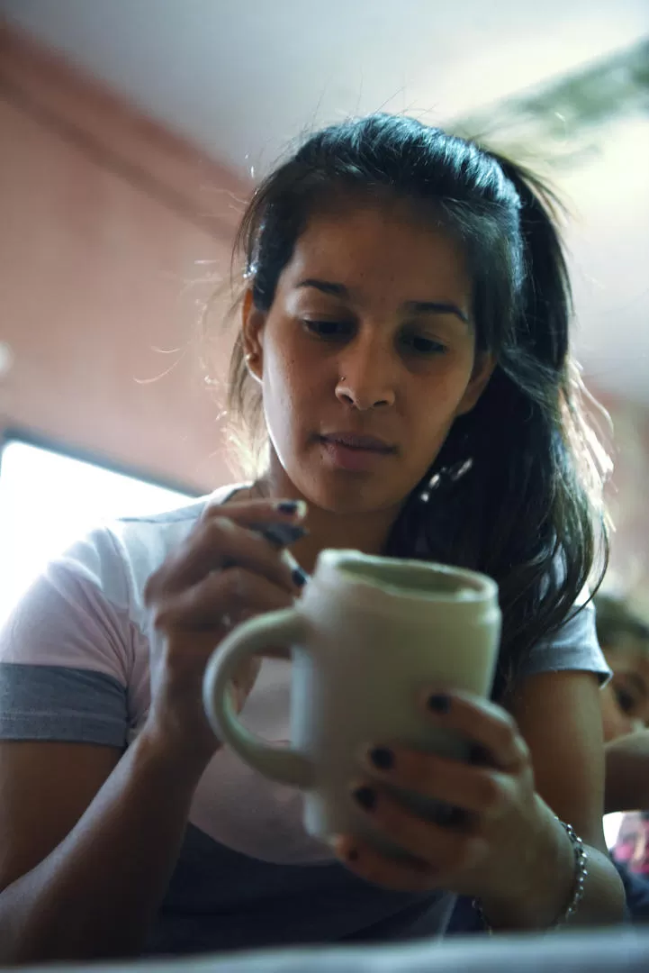 EL PROCESO. Gabriela Herrera perfila y arregla las imperfecciones de una de las tazas que elabora. la gaceta / fotos de Analía Jaramillo