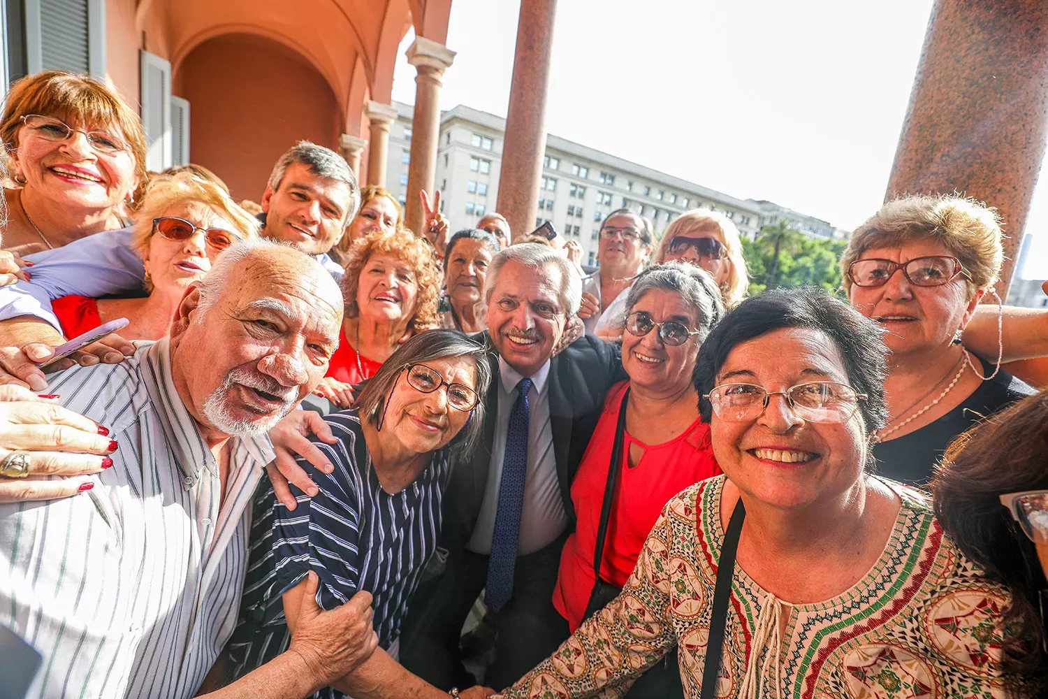 EN LA CASA ROSADA. El Presidente merendó con un grupo de jubilados.