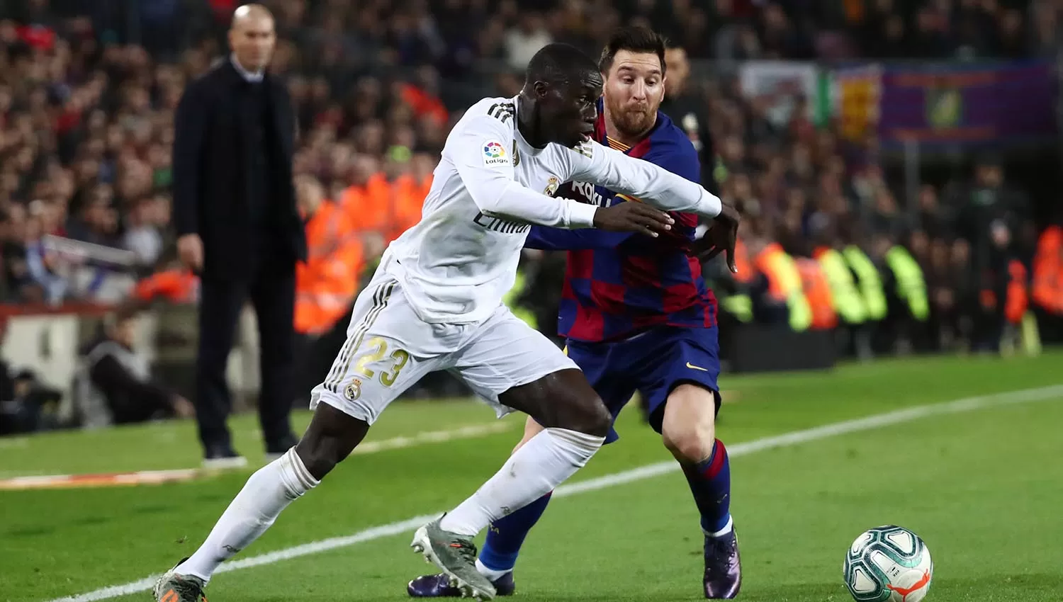 Mendy se anticipa a Messi en la mitad de la cancha. (Reuters)