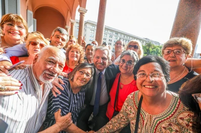 Alberto Fernández merendó en la Casa Rosada con un grupo de jubilados