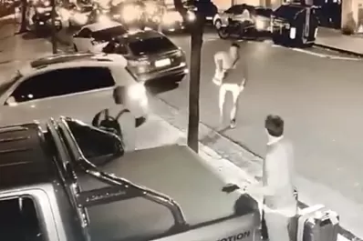 Video: atropelló a un motochorro para impedir el robo a un vecino