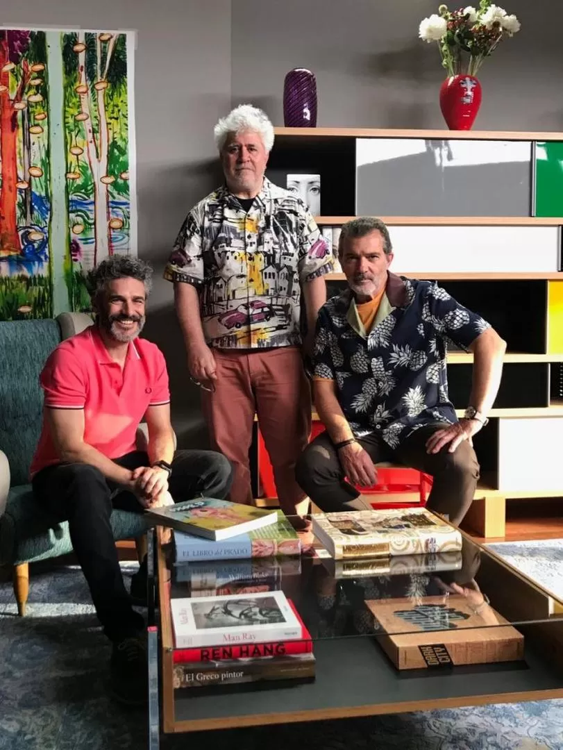 “DOLOR Y GLORIA”. Sbaraglia, Almodóvar y Banderas, en un alto del filme. 