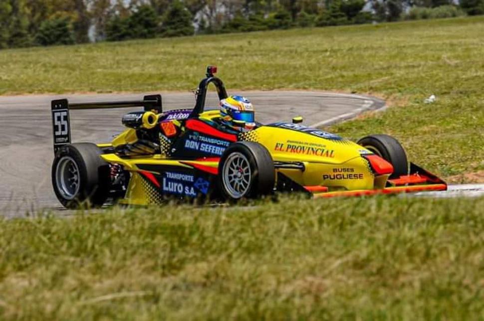 EN CARRERA. El monoplaza que lo acompañó todo el año en la FR Plus.