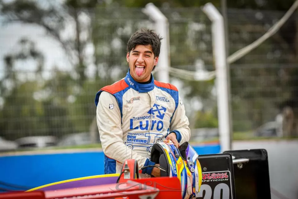DISTENDIDO. Miglio tiene equilibrio en la competencia. La concentración es máxima, pero también la diversión, como en la foto. “Vi que me sacaba fotos y se me ocurrió sacar la lengua”, recordó con simplicidad sobre la imagen. 