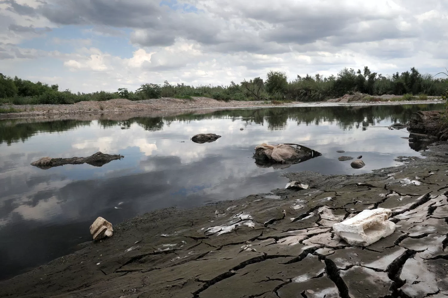 CONTAMINACIÓN. Residuos en el Río Salí.