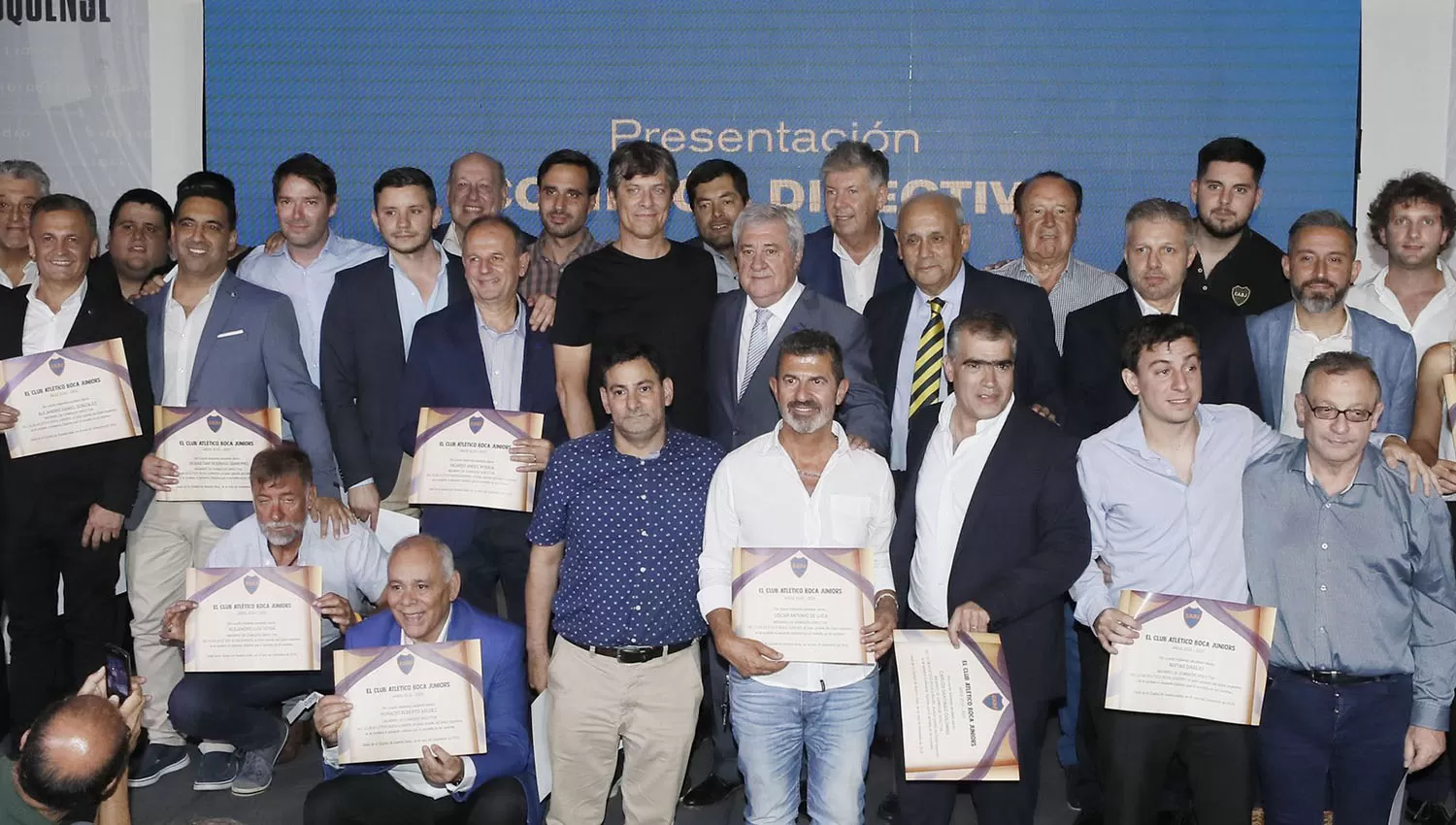 Ameal y Pergolini entregaron diplomas a socios de Boca. (FOTO TOMADA DE PRENSA CLUB BOCA JUNIORS)