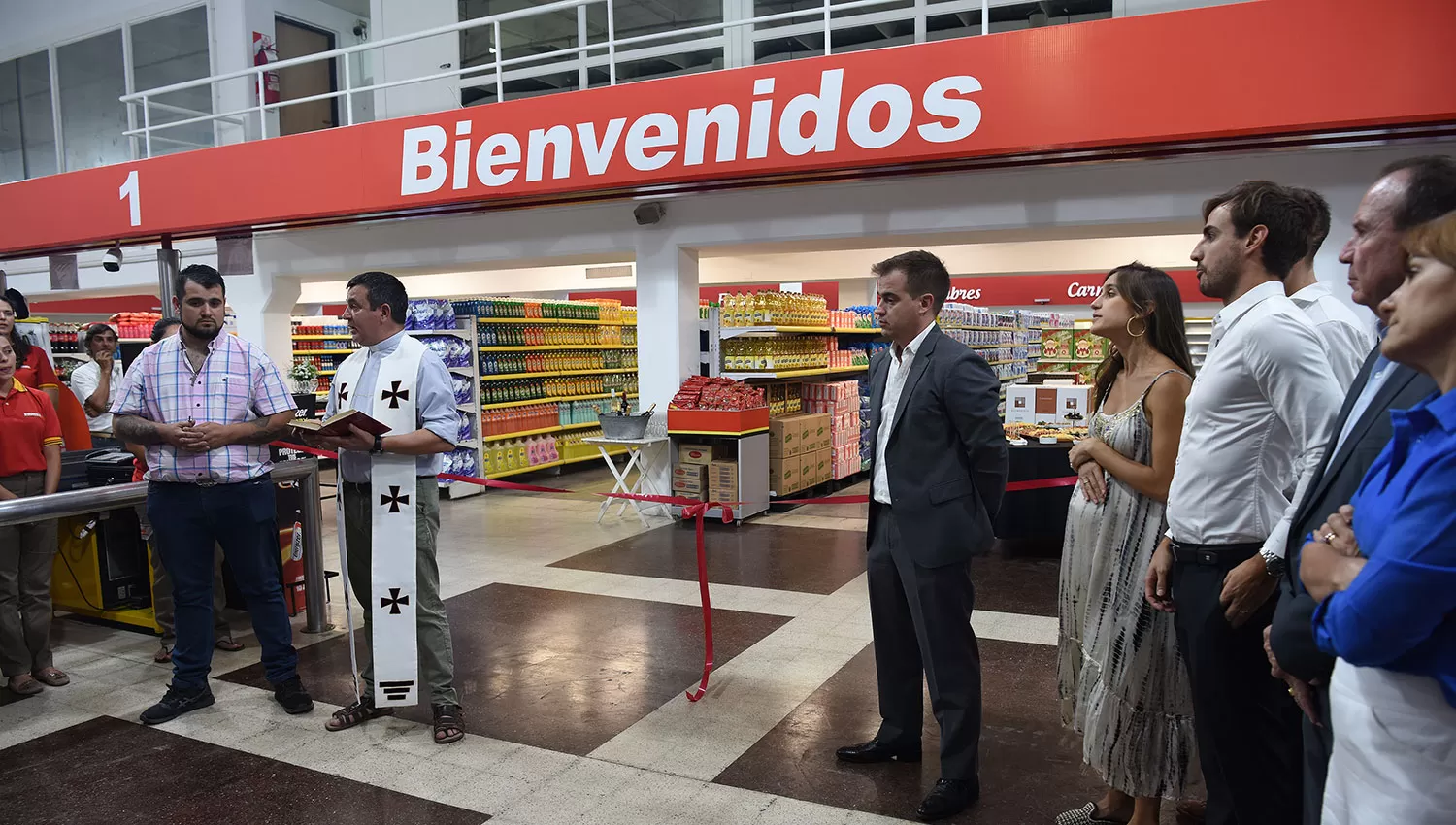 REMODELADA. La sucursal de avenida Roca, que abre hoy al público, cambió su fisonomía y sus colores.