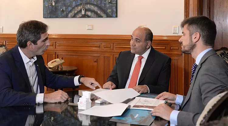 Pérez Corral, junto a Manzur y Giobellina en la reunión que mantuvieron en Casa de Gobierno. 