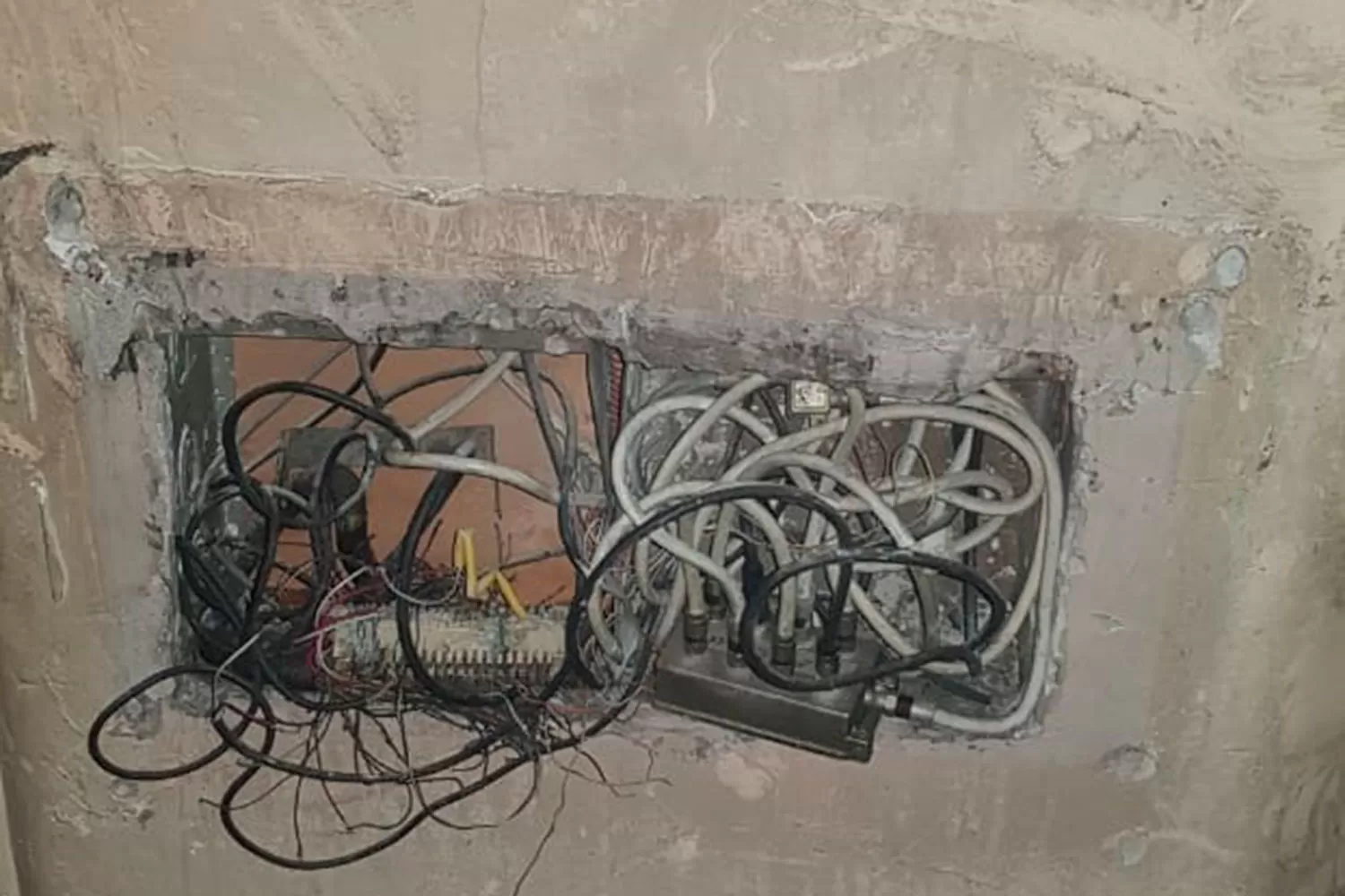 FALLA. La caja de luz colapsó ante una descarga eléctrica. FOTOS PRENSA MINISTERIO DE SEGURIDAD