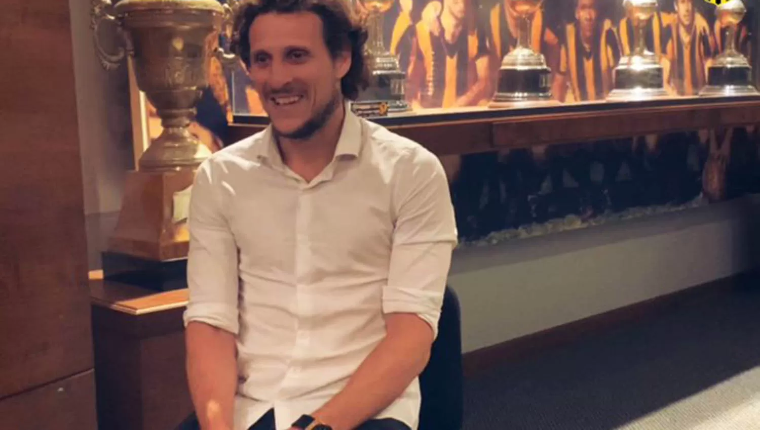 Diego Forlán reemplaza a Diego López. (FOTO TOMADA DE TWITTER @OficialCAP)