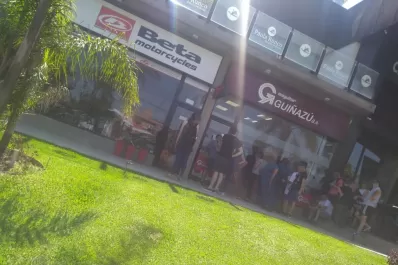Veraneantes buscan dólares antes de que se active el impuestazo