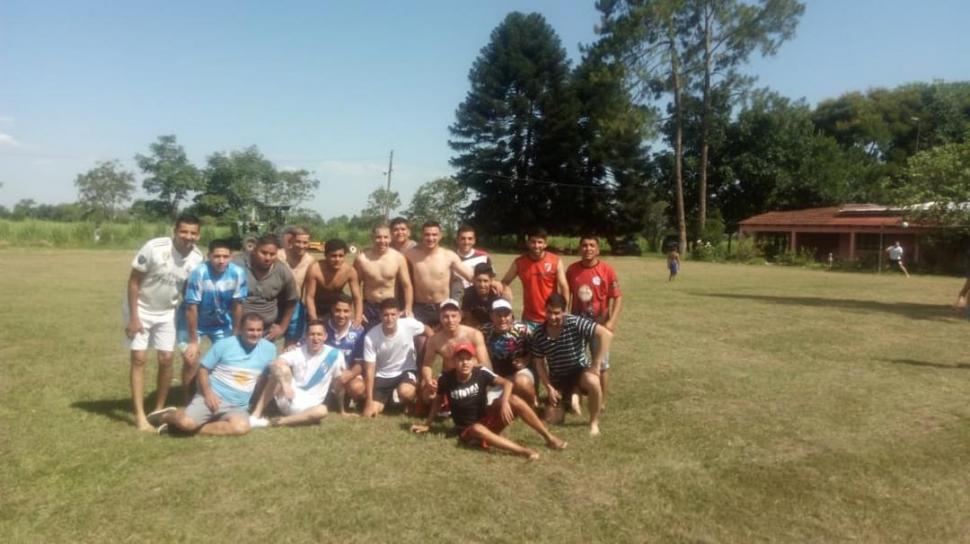 COMPAÑÍA. Amigos y familiares, ayer, reunidos en una finca.