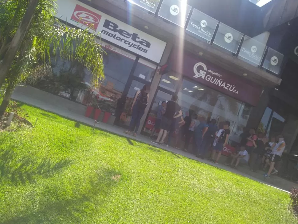 EN YERBA BUENA. Ahorristas esperan adquirir dólares en una agencia.  