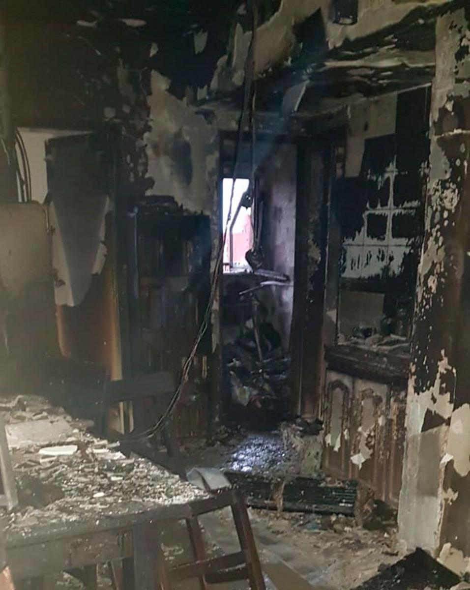 DAÑOS MATERIALES. El fuego arrasó con todo a su paso en uno de los cuartos del departamento.