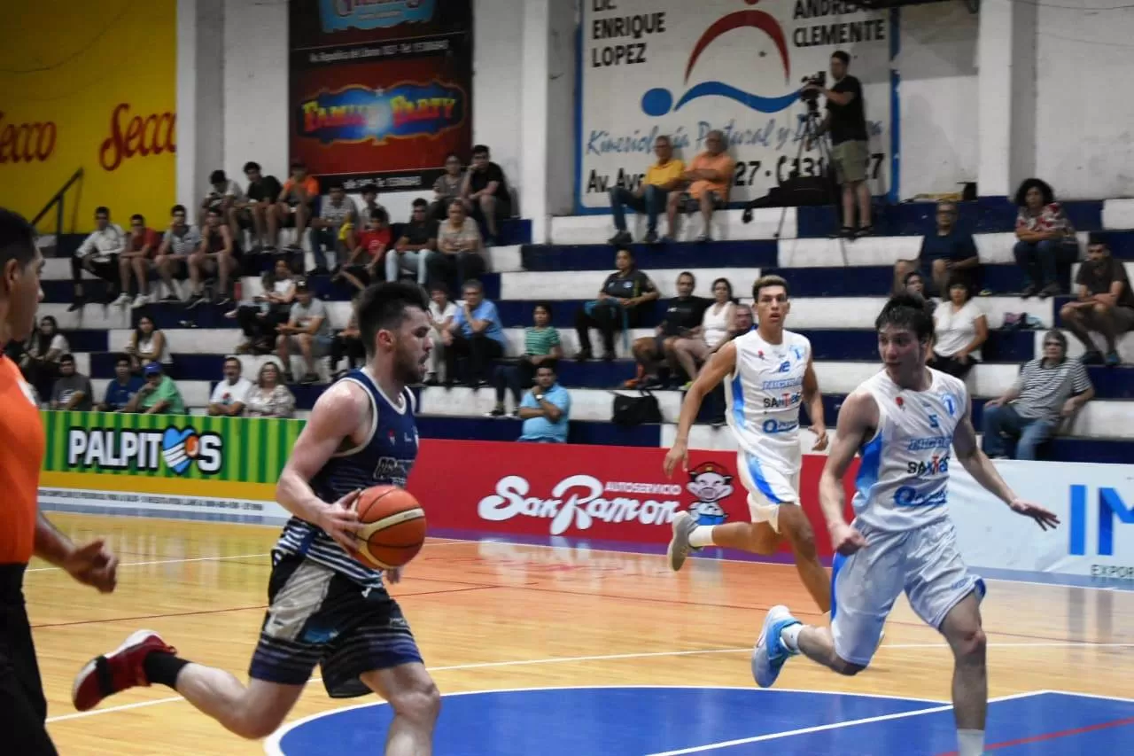 Facundo Lehder (Belgrano) se va hacia el aro ante la marca de Prado. (FOTO TOMADA DE PRENSA BELGRANO)