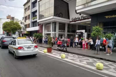 Largas colas: se mantuvo la fiebre por el dólar en la City