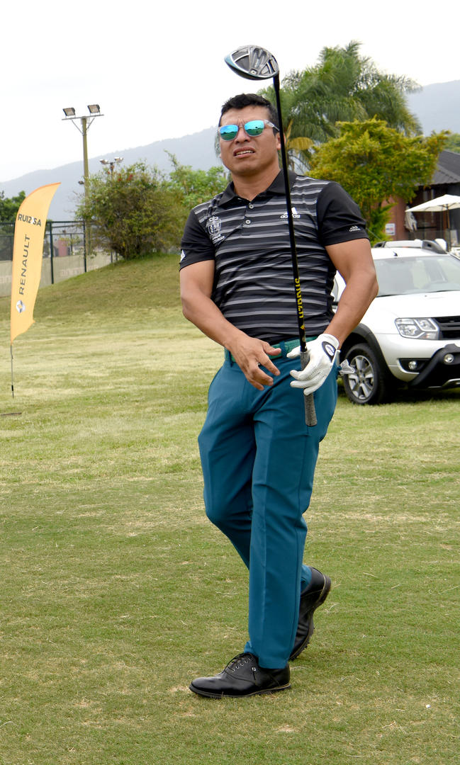 JUGADOR Y ANFITRIÓN. Al igual que en su reciente Invitational, que tuvo lugar en Las Termas, “Pigu” repartió su atención entre jugar al golf y atender a sus invitados. la gaceta  / Fotos de José Nuno