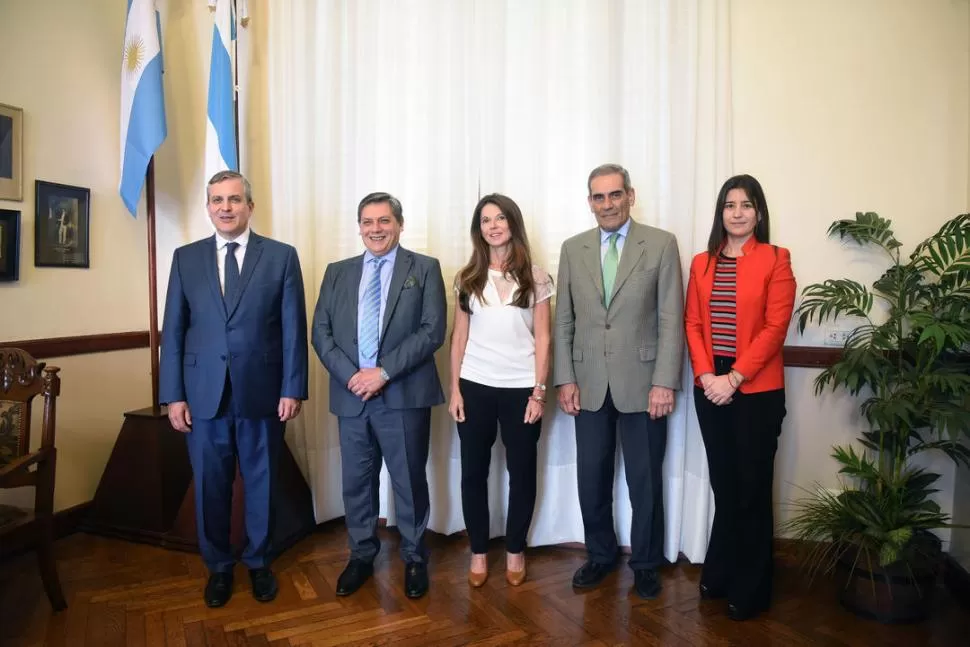 CORTE SUPREMA ÚLTIMO MODELO. Daniel Leiva, Daniel Posse, Claudia Sbdar (presidenta), Antonio Daniel Estofán y Eleonora Rodríguez Campos tras la renovación de autoridades de noviembre.  