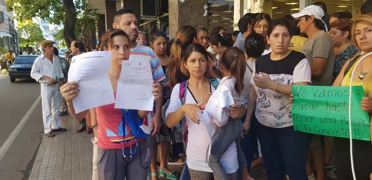 Masiva protesta de ex empleados municipales en la Anses