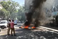 Incidentes, quema de cubiertas y huevazos frente a la Municipalidad capitalina