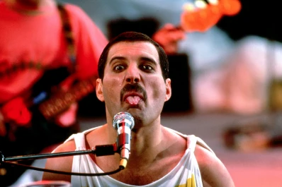 Ni la muerte le impide a Freddie Mercury seguir repartiendo regalos de Navidad
