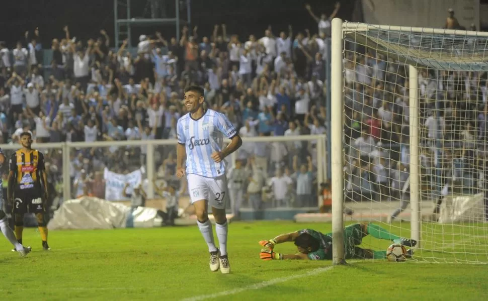 ¿SE REPETIRÁ? Leandro Díaz celebra uno de los tres goles que le hizo Atlético a The Strongest, en abril del año pasado, cuando su equipo encaminó la clasificación a los octavos de final ante los bolivianos. la gaceta / foto de antonio ferroni (archivo) 