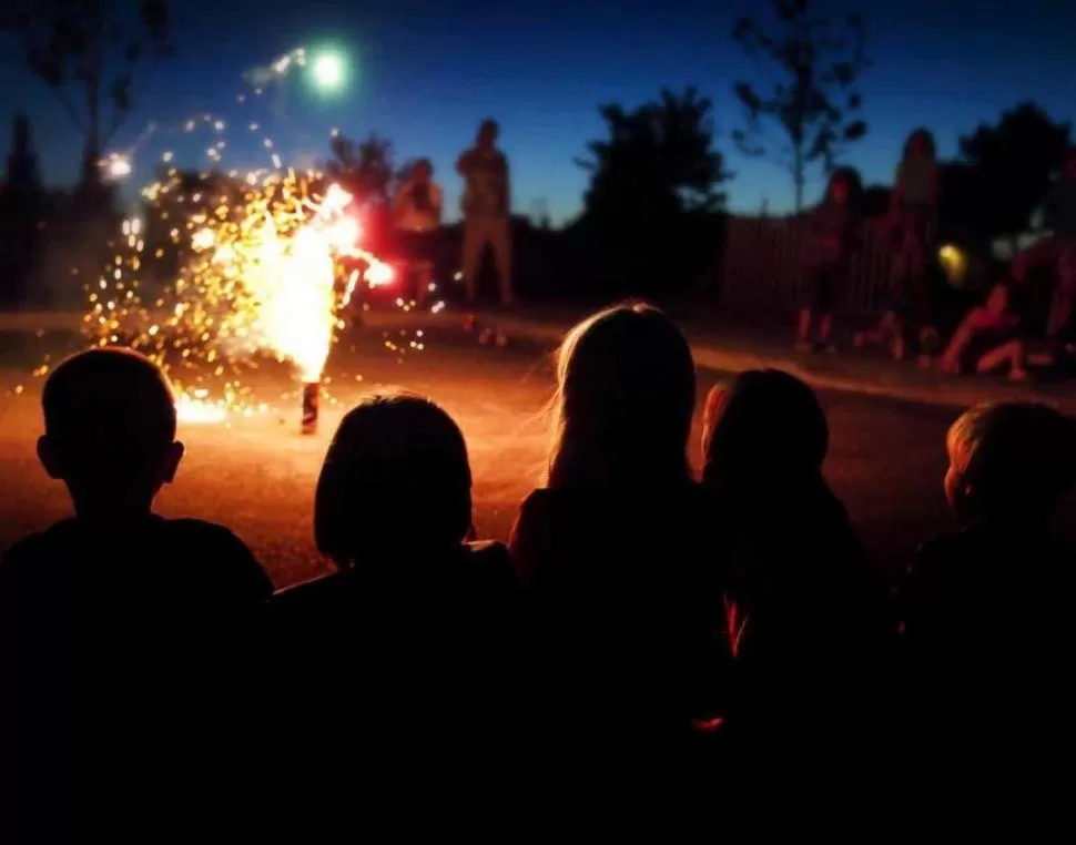 UN RIESGO QUE NO VALE LA PENA CORRER. Los cohetes y fuegos artificiales son peligrosos y en muchas localidades están prohibidas.  