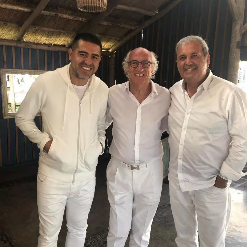 BLANCOS Y RADIANTES. Riquelme junto al “Virrey”, en el cumpleaños de este. instagram @chichealmozny