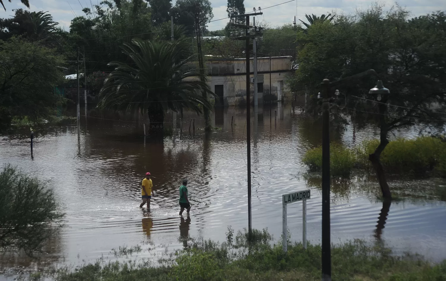 CAMINANDO SOBRE EL AGUA. La postal de siempre en La Madrid.