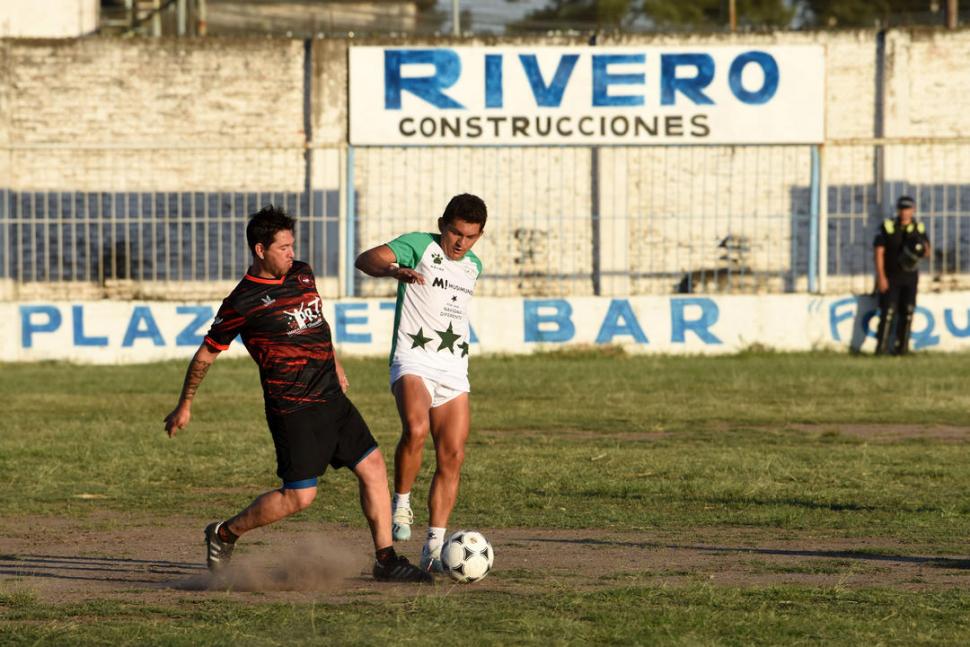 ALEGRIA. “Pulguita” Rodríguez trata de escapar a la marca de Edgardo Galíndez.  