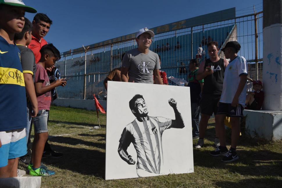 RETRATO. “Pulguita” Rodríguez muestra orgulloso un cuadro que le obsequiaron.  