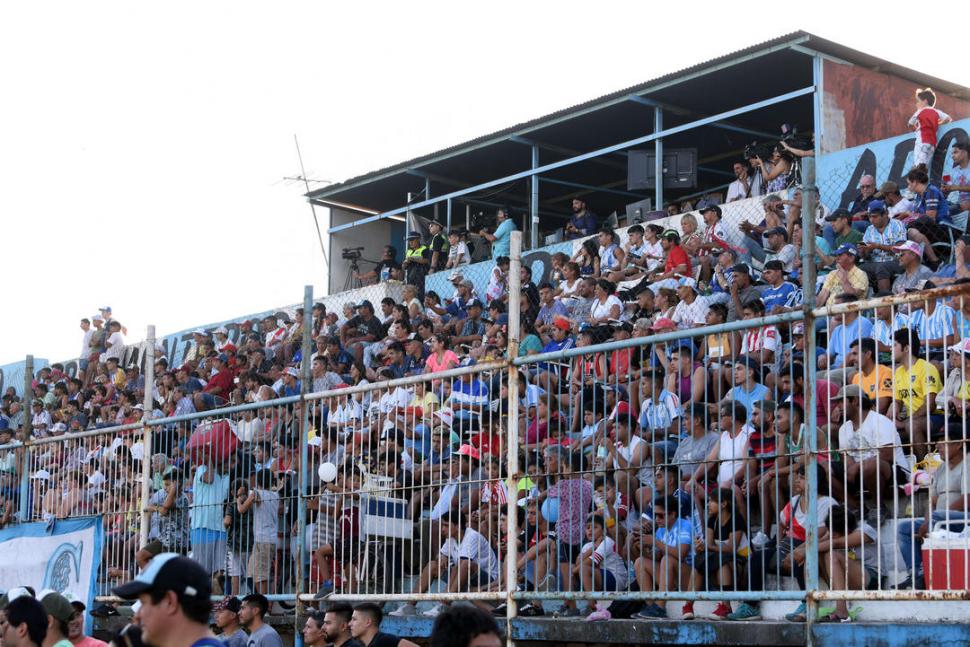 IMPONENTE. Así lucieron las tribunas del estadio “José María Paz” para recibir la tercera edición del “Juego de las Estrellas”. Se necesitaron dos camiones para trasladar los juguetes que se recolectaron.  