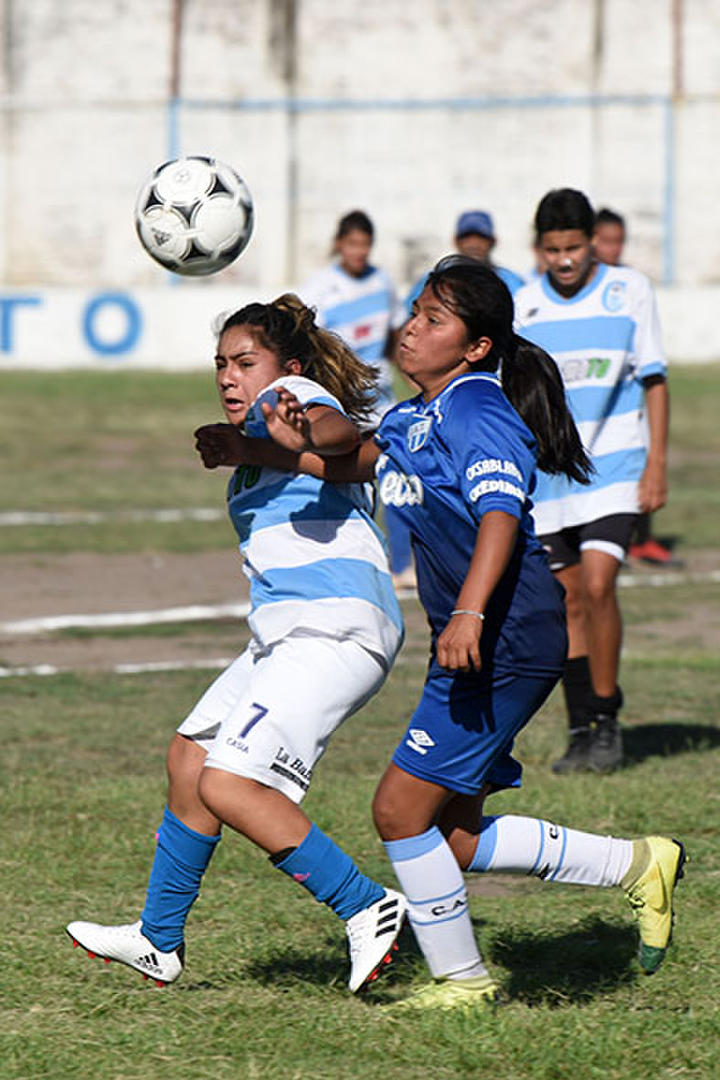 FEMENINO. Atlético y las “Leonas” jugaron el partido preliminar.  