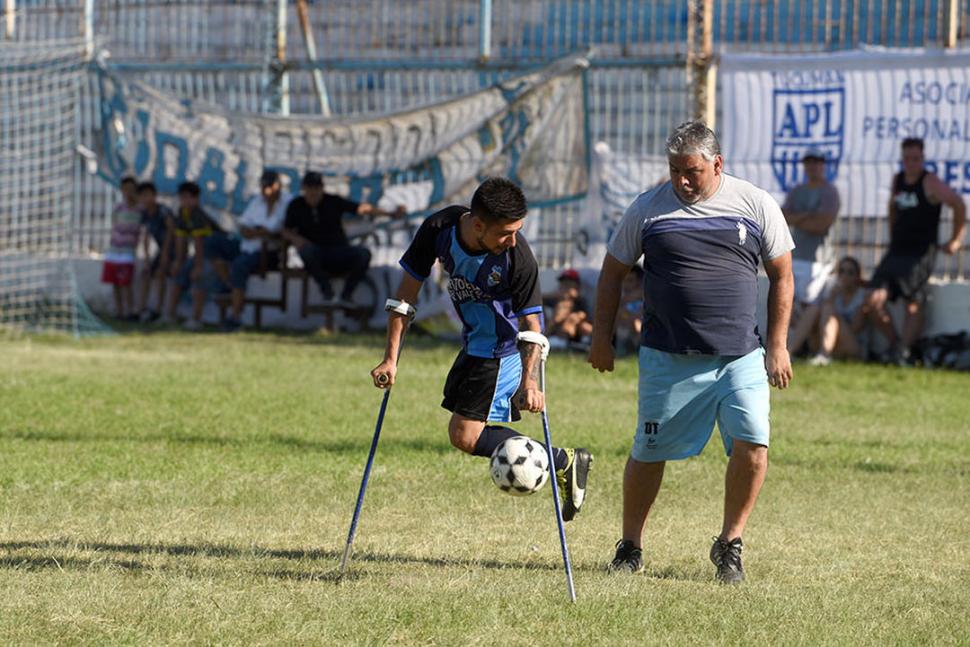 POSTAL. Fernando Robles observa la destreza de un jugador adaptado.   