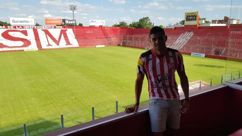 UN “SANTO” MÁS. Luego de firmar su contrato, Imbert se calzó la camiseta y se sacó fotos con La Ciudadela de fondo. El volante es el primer refuerzo de esta etapa. prensa casm